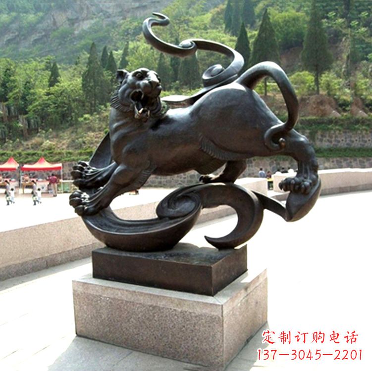大连纯铜雕刻的熊猫动物雕塑