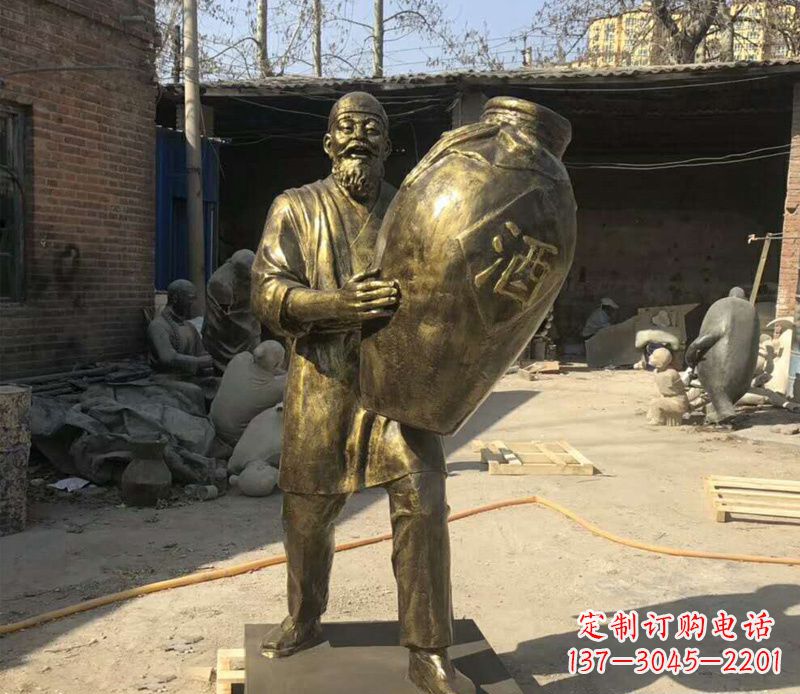 大连抱着酒坛的人物铜雕