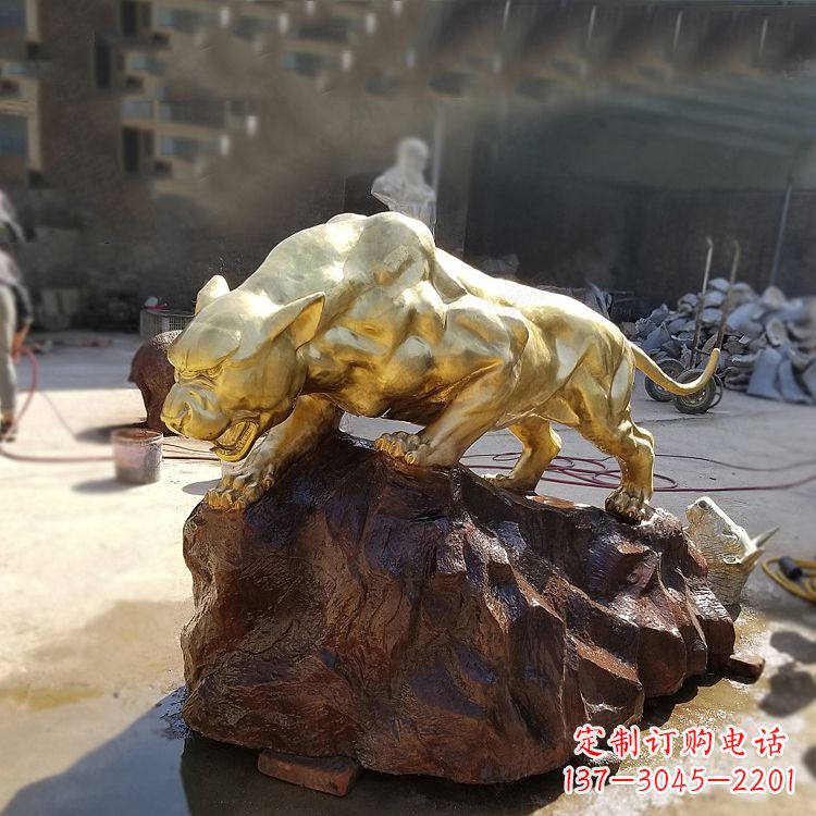 大连铸铜雕刻的豹子公园景区情景动物雕塑