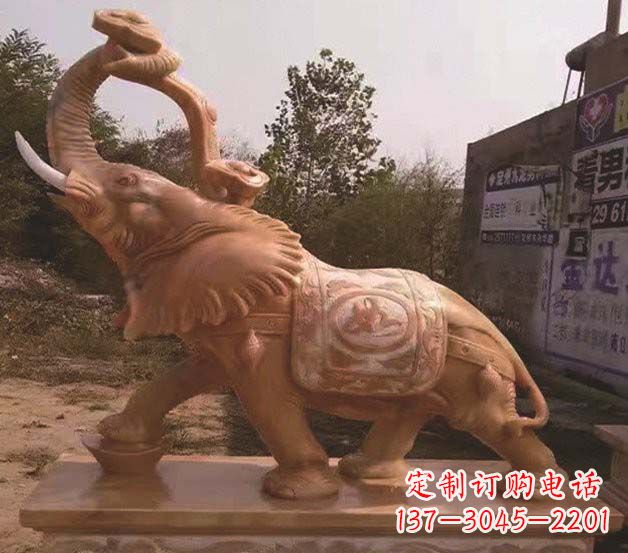大连鼻卷如意的大象石雕