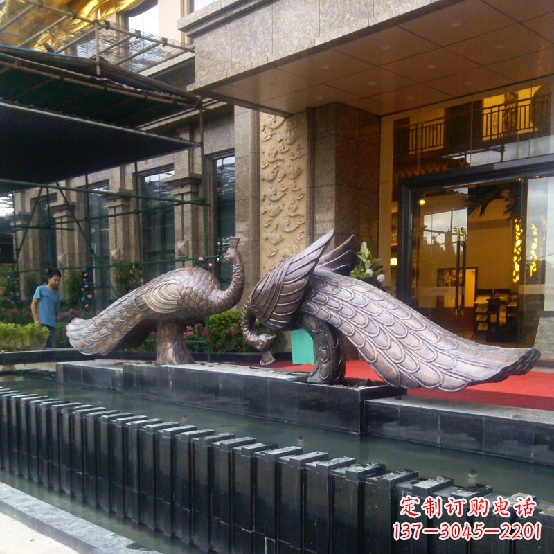 大连宾馆门口铜雕孔雀