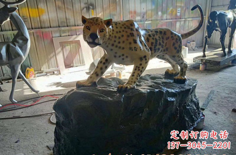 大连新颖豹子雕塑