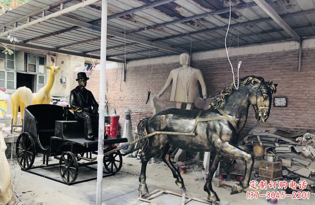 大连玻璃钢仿铜赶马车人物雕塑广场景观雕塑