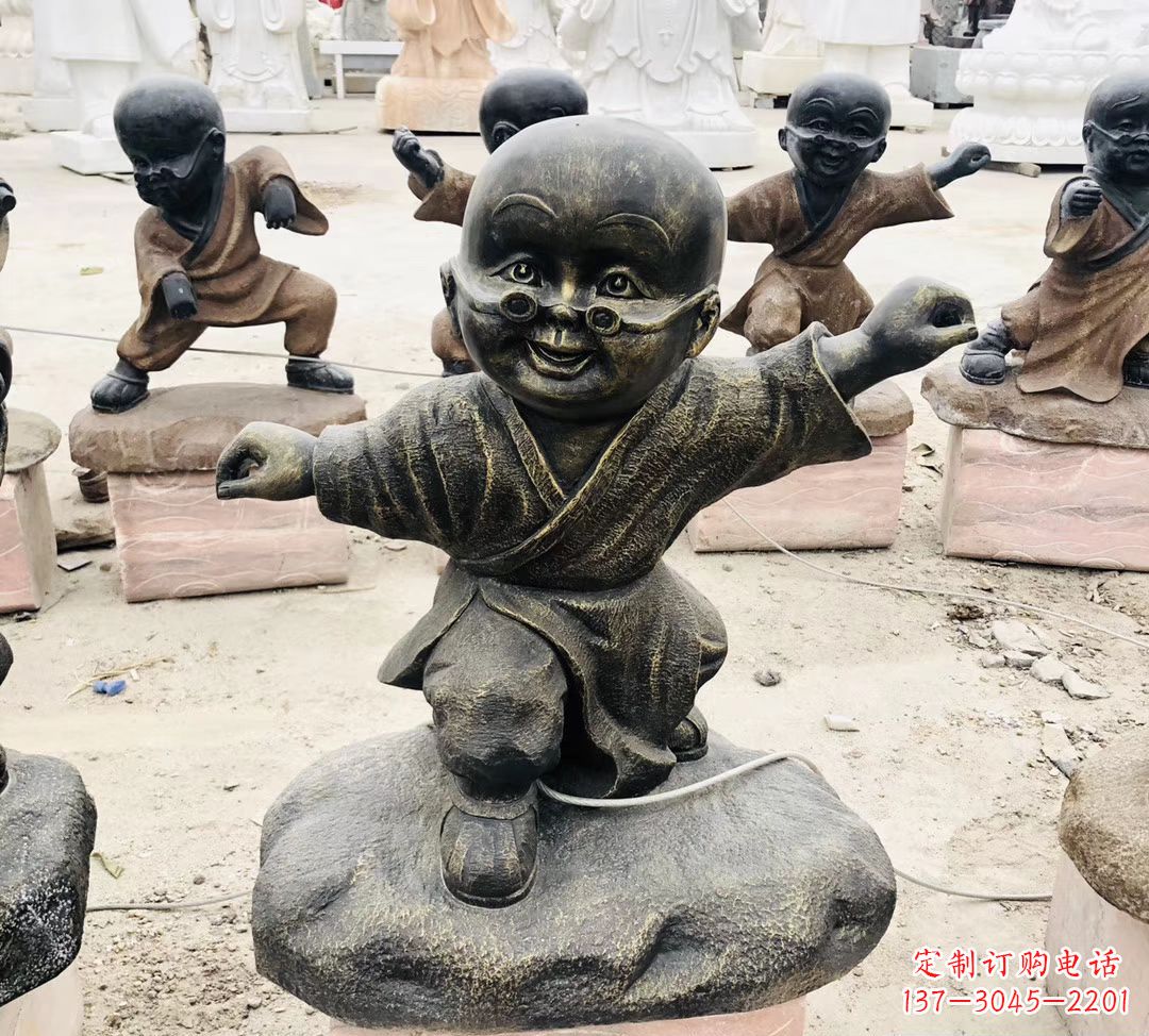 大连玻璃钢仿铜小和尚雕塑传承佛教文化