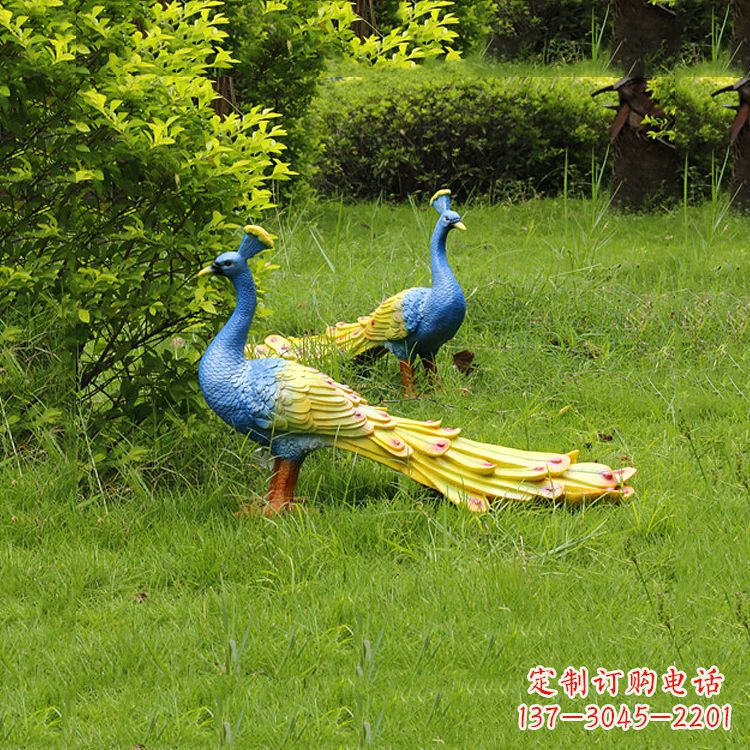 大连玻璃钢孔雀雕塑——艺术点缀公园草坪