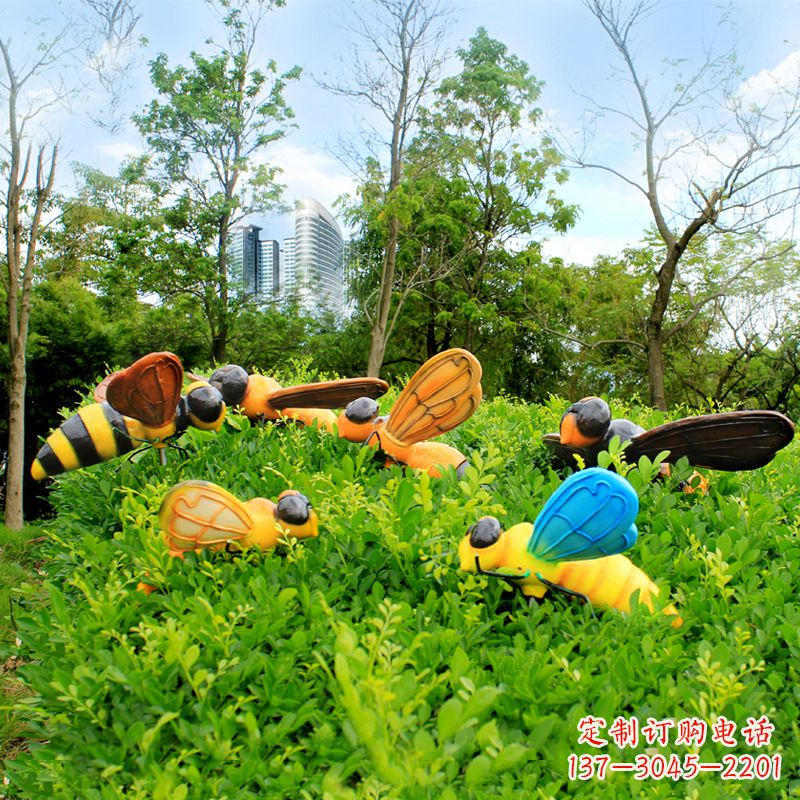 大连公园草丛中的蜜蜂雕塑