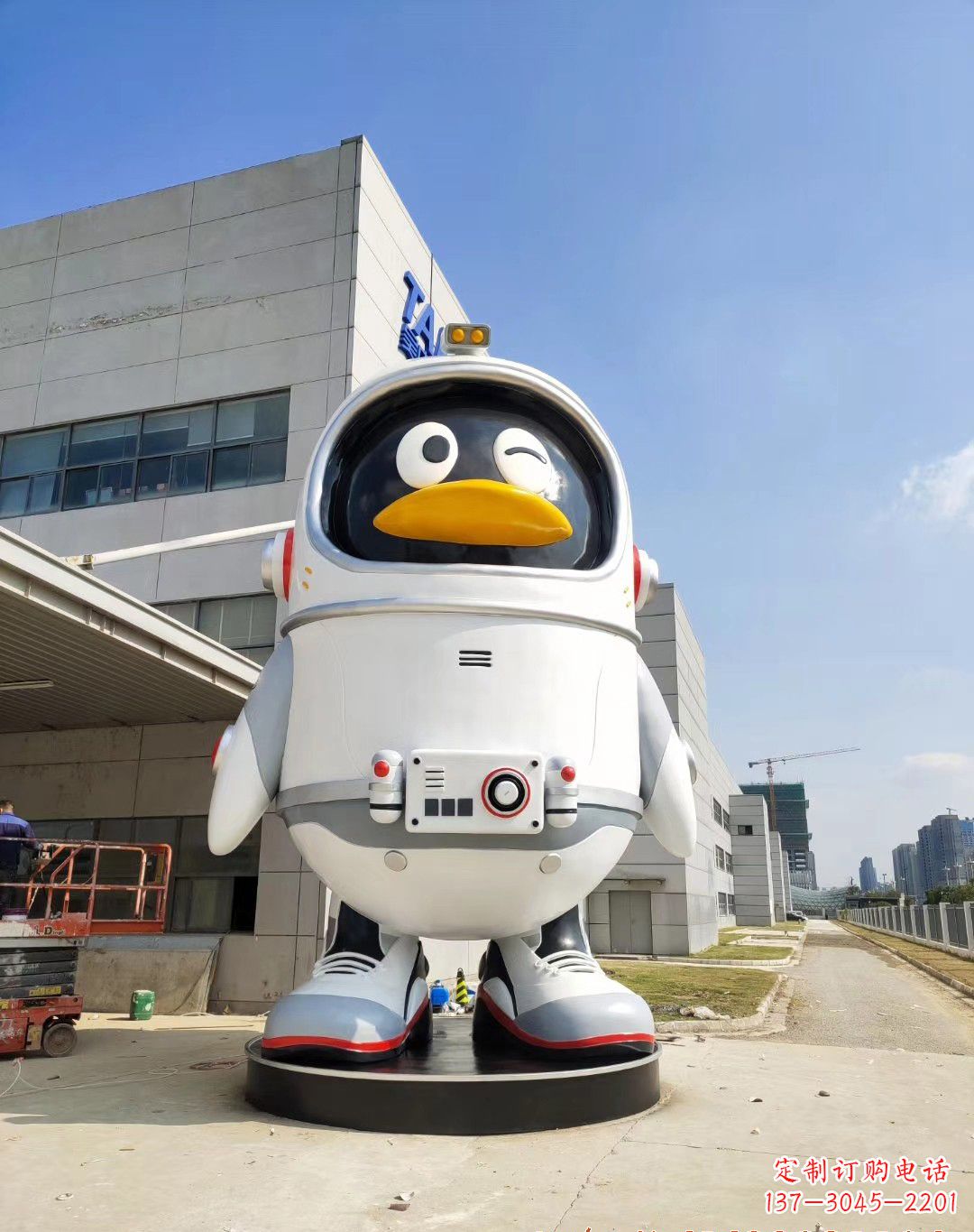 大连玻璃钢太空企鹅雕塑