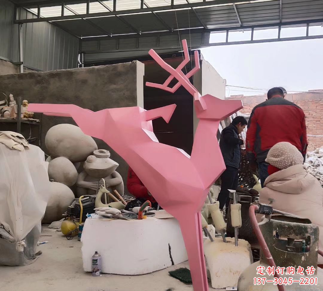 大连不锈钢彩绘小鹿雕塑艺术与美感的完美结合