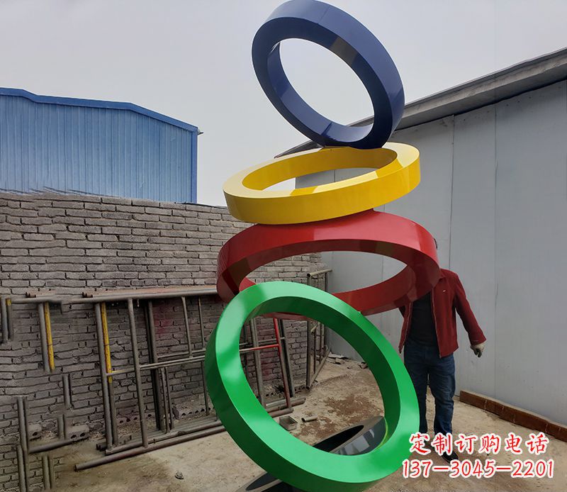 大连璀璨缤纷的不锈钢圆环雕塑