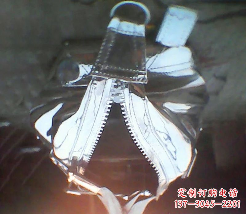 大连精美不锈钢手提包雕塑