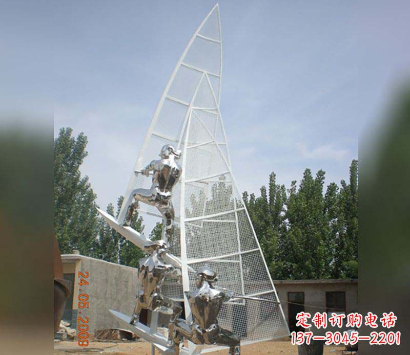 大连不锈钢帆船给公园带来美丽的景致