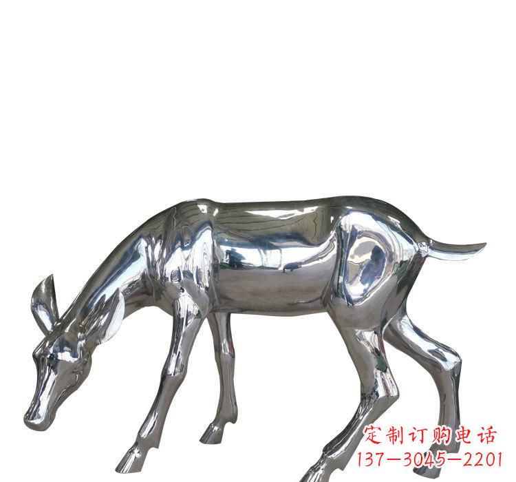 大连不锈钢公园草坪上的鹿雕塑——让美景更加完美