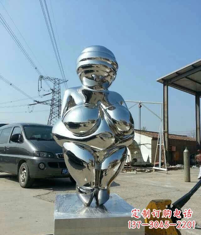 大连女性之美不锈钢公园的女人雕塑