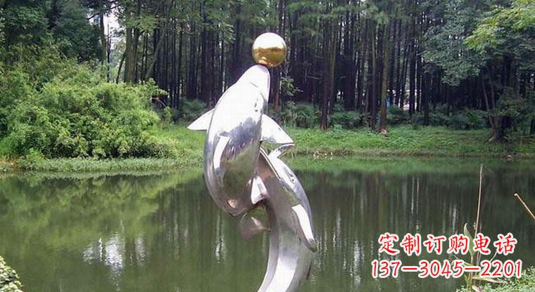 大连海豚的传说——不锈钢公园顶部雕塑