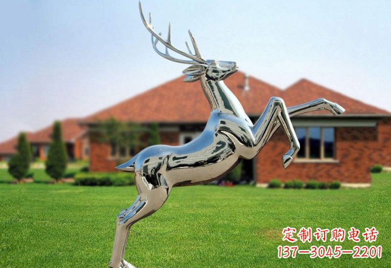 大连梅花鹿雕塑 镜面反射着璀璨美景
