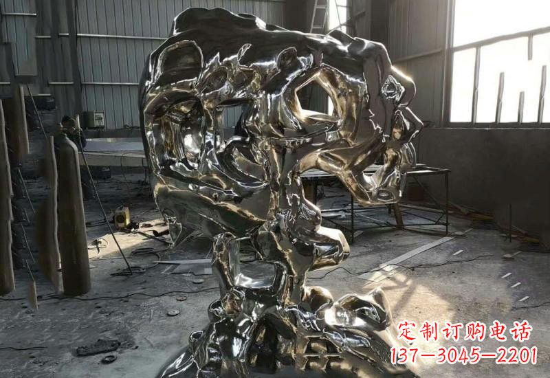 大连太湖石雕塑不锈钢公园的镜面之美