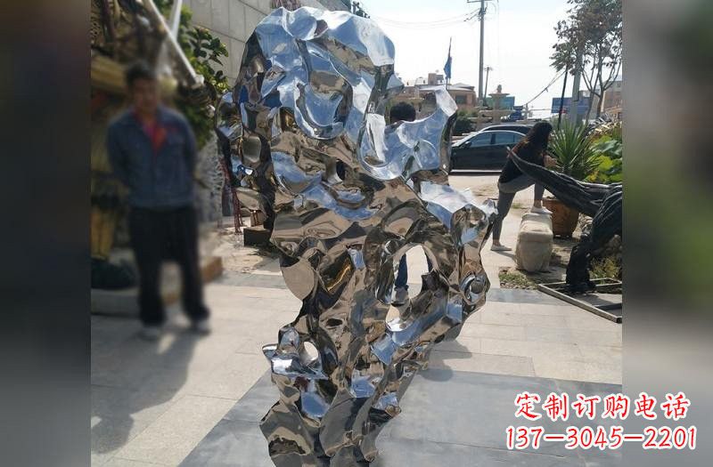 大连太湖石雕塑——点缀不锈钢公园