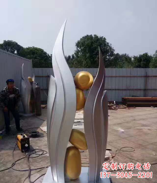 大连不锈钢广场翅膀雕塑象征着自由之翼
