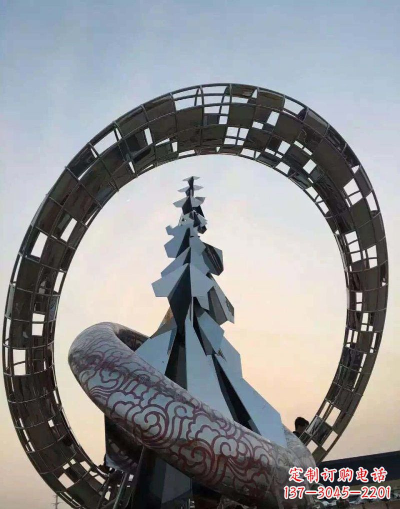 大连不锈钢广场上的松树雕塑