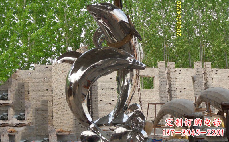大连海豚之美不锈钢海边雕塑