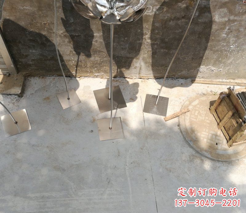 大连不锈钢荷叶雕塑给大厅带来精致优雅