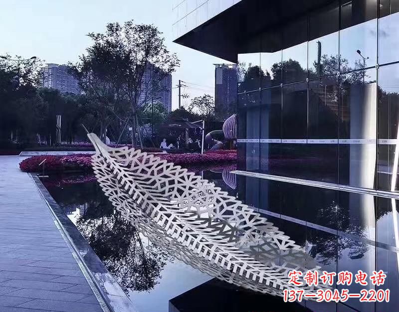 大连不锈钢镂空树叶雕塑——精致美观的艺术精品
