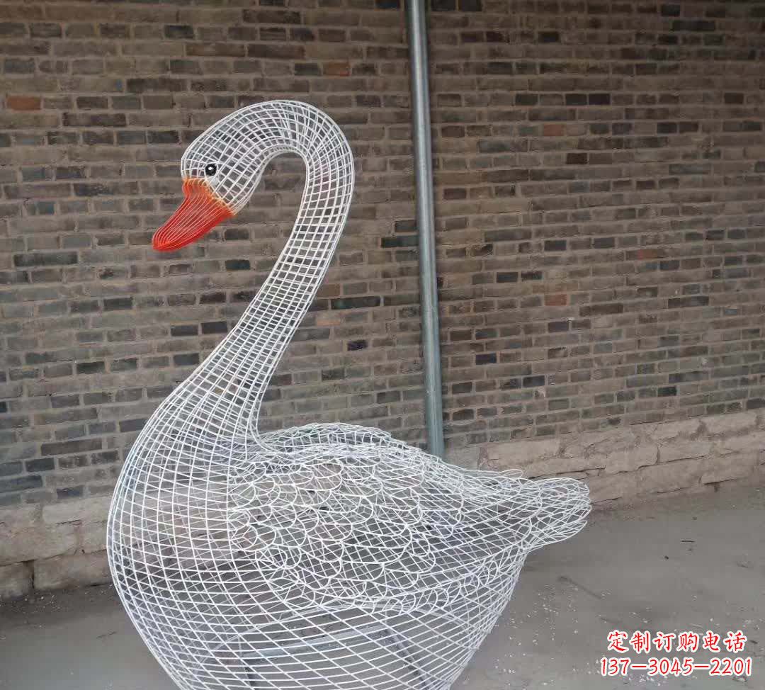 大连不锈钢镂空天鹅雕塑精美而优雅
