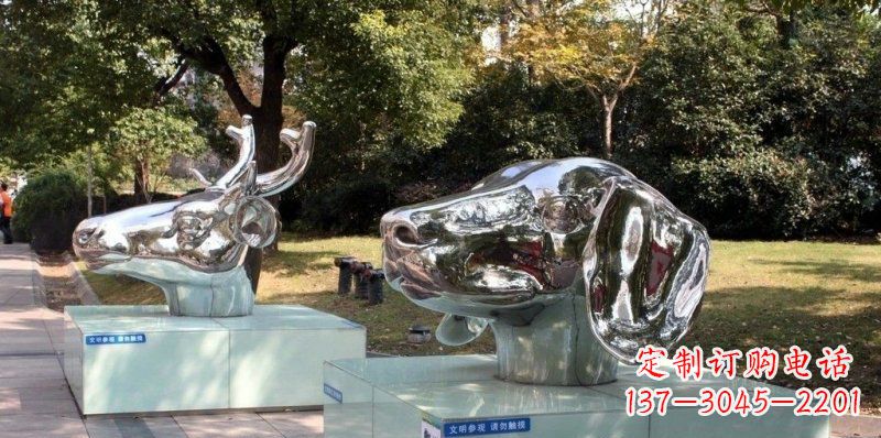 大连狗头公园不锈钢鹿和狗雕塑