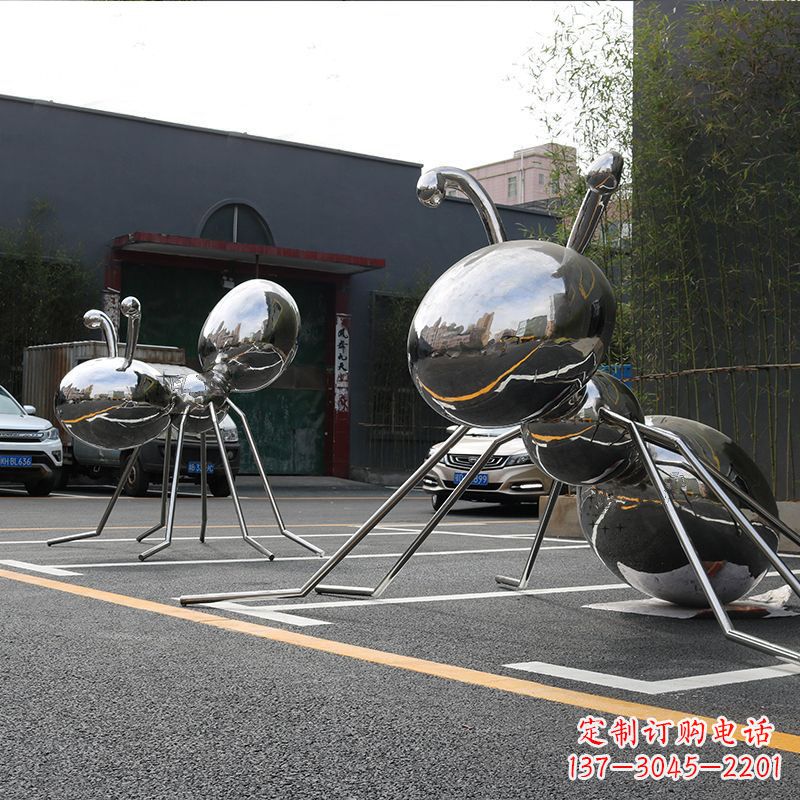 大连蚂蚁雕塑给城市街道带来活力