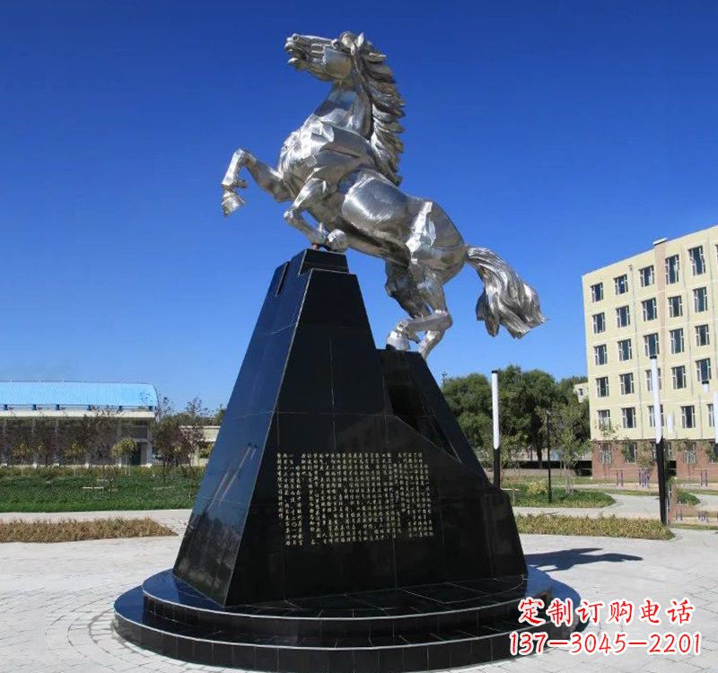 大连不锈钢企业广场上的马雕塑