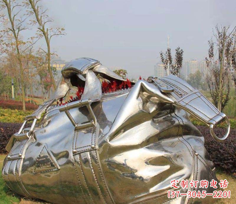 大连精美不锈钢手提包雕塑