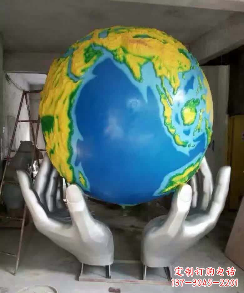 大连不锈钢手托地球雕塑精美的艺术作品