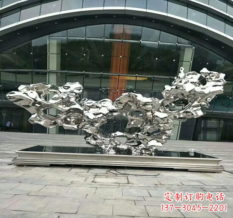 大连灵动的太湖石雕塑