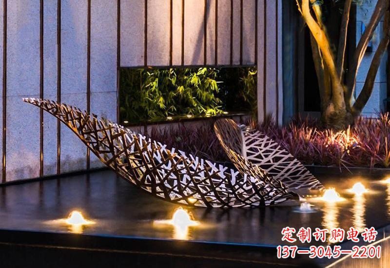 大连不锈钢小区镂空树叶雕塑给小区添彩