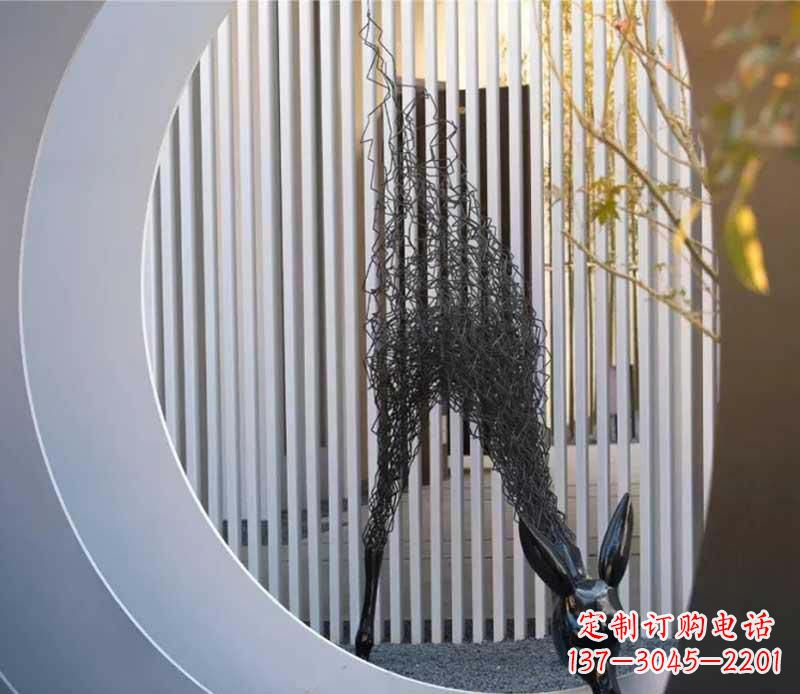 大连不锈钢小区的长颈鹿雕塑