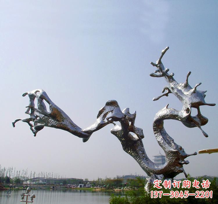 大连不锈钢水滴雕塑体现自然之美