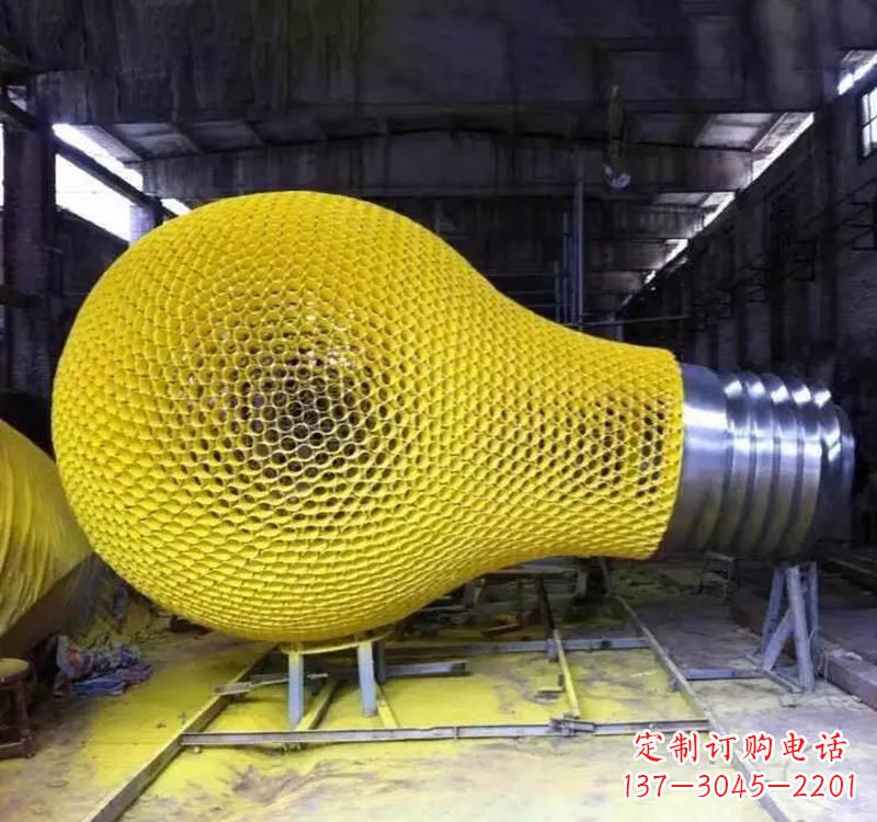 大连不锈钢灯泡雕塑精美而又抢眼
