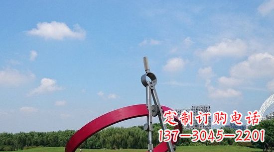 大连不锈钢圆规雕塑环绕着美景
