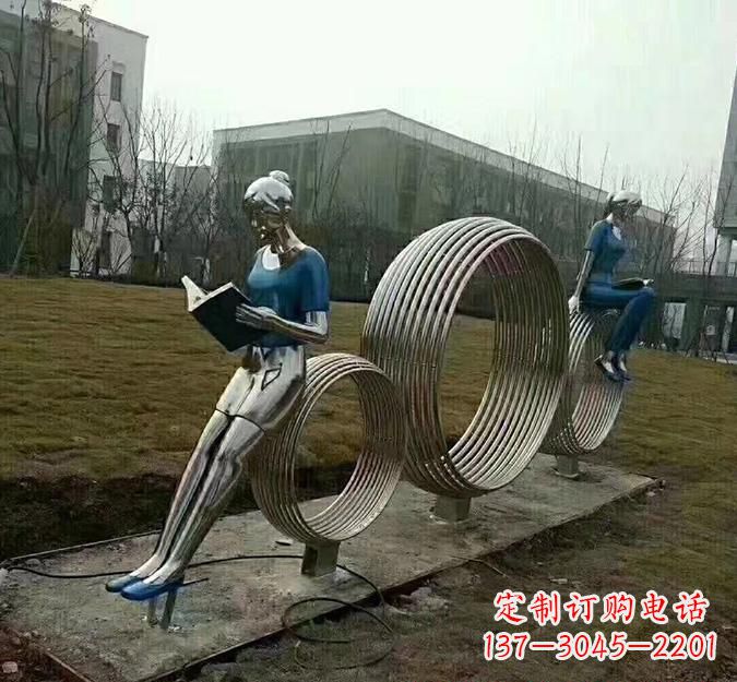 大连圆环读书人雕塑