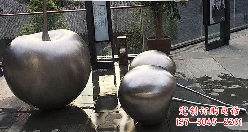 大连樱桃雕塑点缀步行街美丽景观