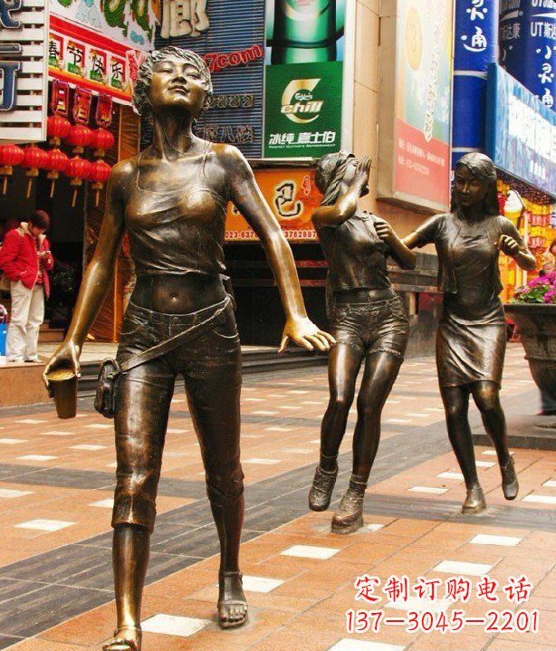 大连步行街逛街的女孩人物铜雕