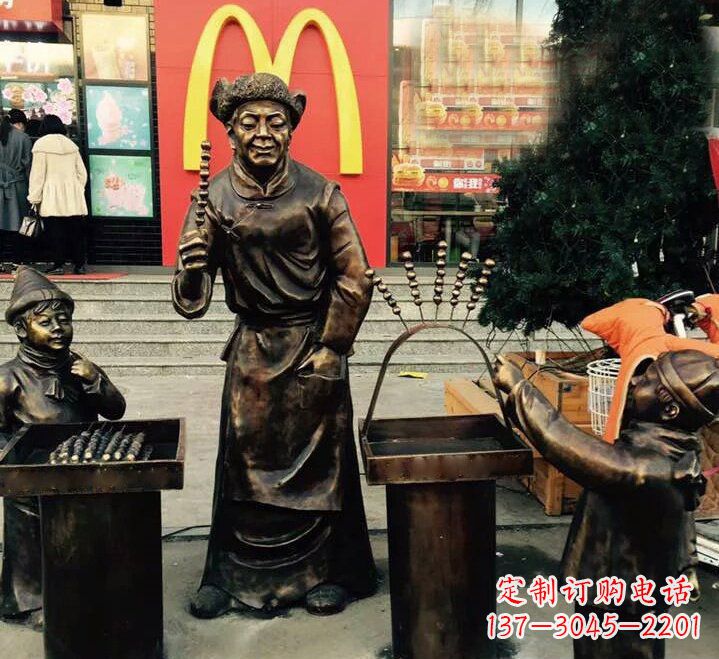 大连步行街上的糖葫芦铜雕