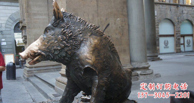 大连野猪雕塑给步行街带来美丽风景
