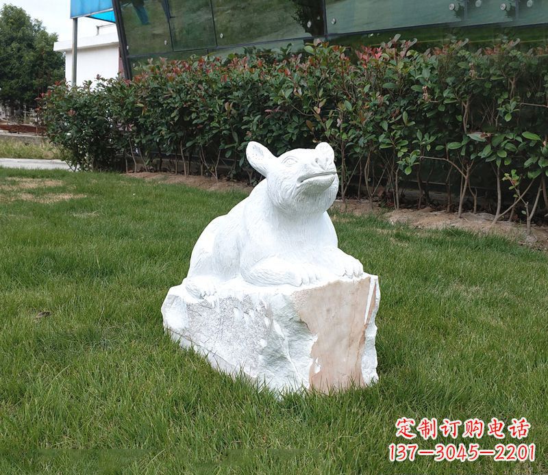 大连草丛狗熊石雕