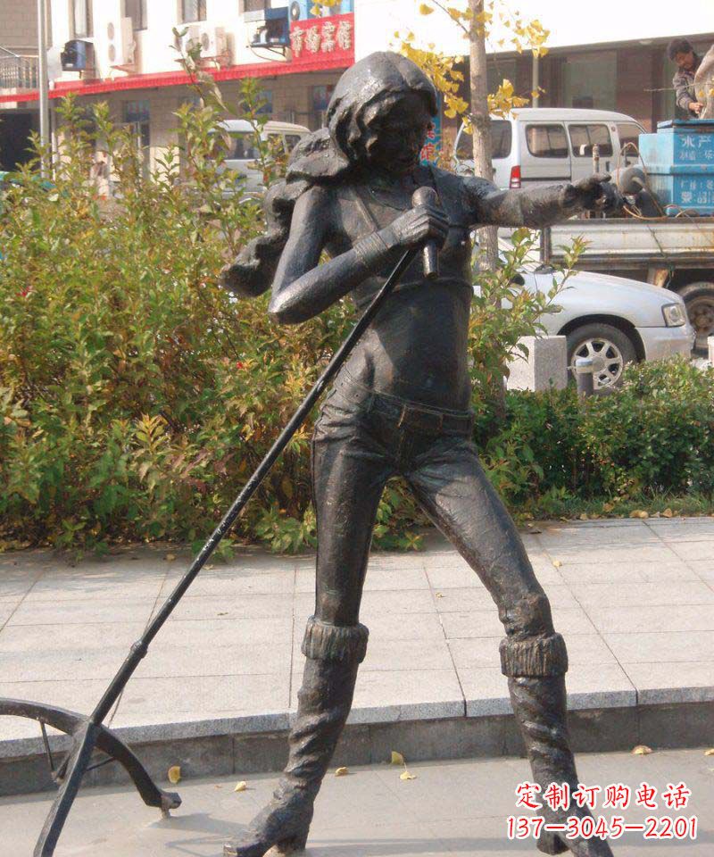 大连唱歌的女人街边景观铜雕