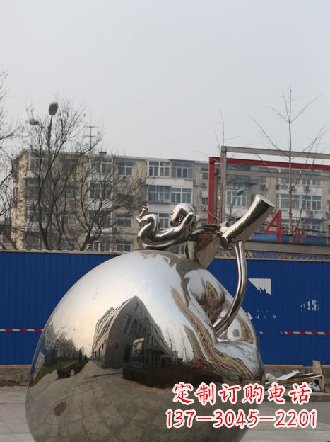大连城市中的苹果雕塑