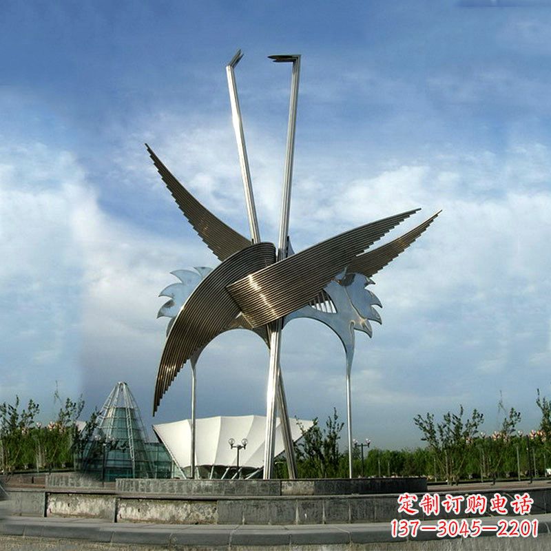 大连城市广场精美仙鹤雕塑