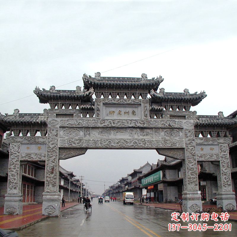 大连城市街道仿古石牌楼