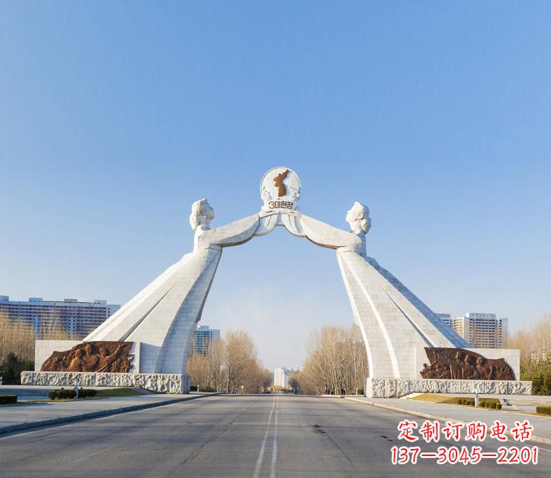 大连城市街道的拱门雕塑——让城市更加精彩