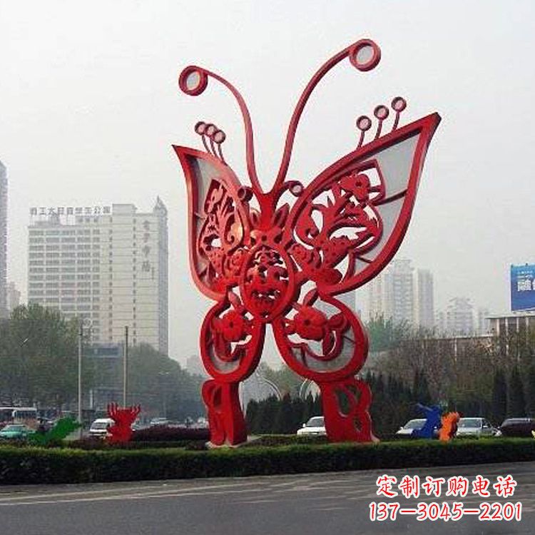 大连绿化带上的大型红色蝴蝶雕塑